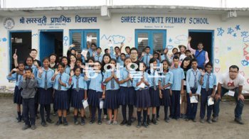 “고마워요, 코리아” 21일 네팔 수도 카트만두 인근 프리거티 마을에서 NHN 직원과 서로서티 초등학교 학생들이 함께 꾸민 벽화 앞에서 손을 흔들며 인사하고 있다. 네이버 제공