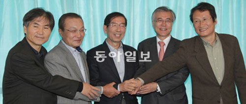 박원순 만난 野통합모임 박원순 서울시장(가운데)이 30일 서울 여의도의 한 중식당에서 야권통합 추진 기구인 
‘혁신과통합’ 상임대표단과 오찬을 하기에 앞서 사진 촬영을 하고 있다. 왼쪽부터 이용선 우리민족서로돕기 공동대표, 이해찬 전 
국무총리, 박 시장, 문재인 노무현재단 이사장, 배우 문성근 씨. 변영욱 기자 cut@donga.com