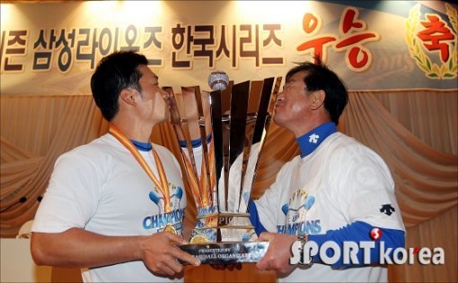 초보 사령탑 류중일(오른쪽) 감독에게도, 생애 두 번째 한국시리즈 MVP가 된 오승환에게도 2011년 10월의 마지막 밤은 특별한 추억으로 남을 것이다. 류 감독과 오승환이 한국시리즈 축승회가 열린 리베라호텔에서 우승 트로피에 함께 키스하고 있다. 사진제공｜스포츠코리아