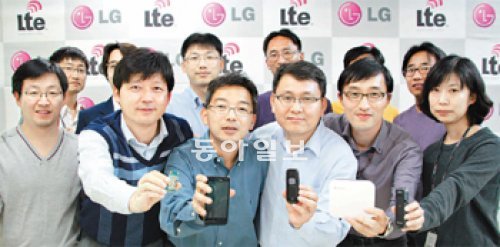 LG전자를 가치 있는 LTE 특허를 가장 많이 보유한 기업으로 만든 차세대통신연구소 LTE 연구팀. 장운석 연구위원(앞줄 왼쪽에서 세 번째)은 “벌써 5세대(5G) 연구를 시작했다”고 말했다. LG전자 제공