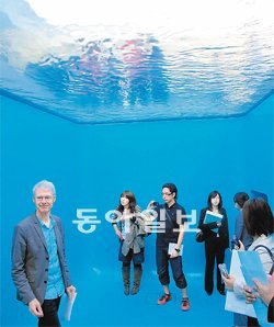 일본 가나자와 시에 있는 가나자와 21세기미술관을 대표하는 작품 중 하나인 레안드로 에를리치의 ‘수영장’ 안에 관람객들이 모여 있다. 강화유리에 물을 넣은 수면을 경계선으로 삼아 사람과 사람이 만나는 모습을 표현한 작품이다. 고미석 기자 mskoh119@donga.com