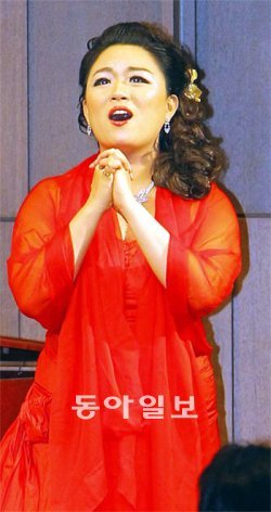 31일 서울 신라호텔에서 열린 독창회에서 이천혜 씨가 벨리니의 오페라 ‘카풀레티가와 몬테키가’ 중 ‘행복에 겨운 나를 봐요’를 노래하고 있다. 원대연 기자 yeon72@donga.com