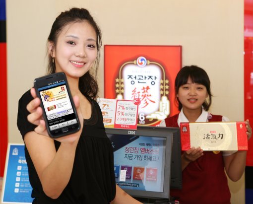 20·30대 젊은 소비자층을 중심으로 스마트폰을 통한 모바일 쇼핑 이용자가 빠르게 늘고 있다. 모바일 상에서 선물을 고르고 결제까지 할 수 있는 모바일 교환권 서비스 ‘기프티콘’.사진제공｜SK마케팅앤컴퍼니