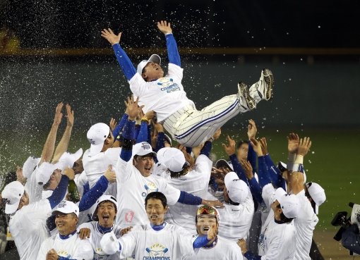 캠프지에서 한국으로 돌아오는 것조차 두려울 만큼 부담이 컸던 초보감독. 그러나 삼성 류중일 감독은 한국시리즈 우승이라는 쾌거를 
거두고 대구로 돌아갔다. 잠실 ｜ 박화용 기자 inphoto@donga.com 트위터 @seven7sola