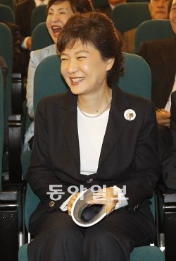 박근혜 전 한나라당 대표가 1일 국회도서관에서 연 고용복지 세미나에서 환하게 웃고 있다. 전영한 기자 scoopjyh@donga.com