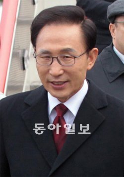 이명박 대통령이 1일 러시아 상트페테르부르크 풀코바 공항에 도착해 영접 나온 러시아 관계자들과 인사를 나눈 뒤 공항을 나서고 있다. 상트페테르부르크=연합뉴스