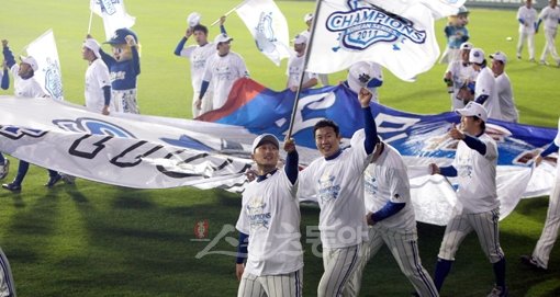 2011 프로야구 한국시리즈 우승으로 ‘V5’를 달성한 삼성 라이온즈. 임진환 기자 photolim@donga.com 트위터@binyfafa