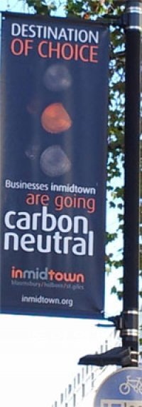 “우리 동네는 저탄소” 지난달 28일 영국 런던 뉴옥스퍼드 거리에 “미드타운(Mid Town·지자체 이름)을 탄소중립으로 만들겠다”는 내용이 담긴 플래카드가 걸려 있다. 영국에서는 저탄소 친환경을 지자체 브랜드로 내세우는 경우가 많다.