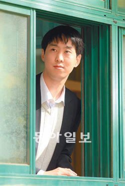 지난해 1급 시각장애인으로는 서울에서 처음으로 일반학교 교사가 된 김헌용 씨가 학교 교실 창가에 서 있다. 학생들이 시각장애인에 대한 마음의 창(窓)을 열게 하는 게 그의 가장 중요한 과제다.신원건 기자 laputa@donga.com