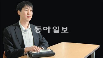 교사 김헌용 씨가 점자정보단말기에 입력된 교과서 내용을 읽고 있다. 수업시간은 45분으로 다른 교사들과 같지만 수업 준비에 드는 시간은 서너 배나 많다. 신원건 기자 laputa@donga.com