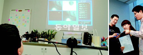 3일 서울 서초구 삼성전자 서초사옥의 ‘창의개발연구소’에서 안구마우스 개발 TF팀이 제품 개발을 위한 실험을 하고 있다. 자신들이 개발한 안구마우스용 카메라를 놓고 토론을 벌이고 있는 모습(오른쪽). 삼성전자 제공