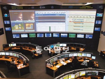 DLR 위성과 통신을 하면서 궤도를 추적하는 관제센터 내부.