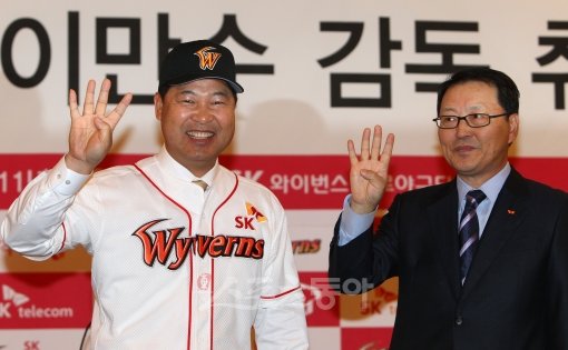 SK 이만수 감독이 3일 공식 취임했다. 이 감독(왼쪽)과 정만원 구단주대행이 ‘SK 제4대 사령탑’과 ‘V4’를 상징하는 오른손
 네 손가락을 편 채 포즈를 취하고 있다. 국경원 기자 onecut@donga.com 트위터 @k1isonecut