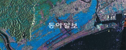 독일항공우주센터(DLR)가 영상레이더 위성 ‘테라사르익스’와 ‘탄뎀익스’를 이용해 동일본 대지진 직후인 3월 12일 일본 센다이 만 히가시마쓰시마 공항 근처를 촬영해 3월 15일 공개한 사진. 피해 유형별로 색을 달리 표현했다. 파란색은 쓰나미로 홍수 피해를, 붉은색은 진흙 피해를 입은 지역이다. DLR 제공