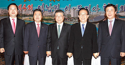 3일 울산에서 만나 손을 맞잡은 영남권 5개 시도지사들. 왼쪽부터 김두관 경남도지사, 허남식 부산시장, 박맹우 울산시장, 김관용 경북지사, 김범일 대구시장. 경남도 제공