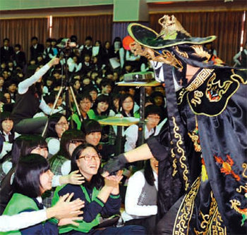 1일 광주 대자중 강당에서 학생들이 중국 전통의 변검공연을 보며 즐거워하고 있다. 호남대 제공