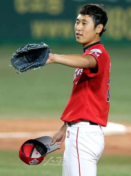 MVP ‘자진사퇴’ 혹은 ‘밀어주기 단일화’ 해프닝에 KIA 윤석민은 당혹했다. 그러나 “승환이 형은 참 좋은 선배”라며 “뭔가 오해의 소지가 있었을 것 같다”고 말했다. 스포츠동아DB