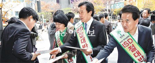 민주, 어깨띠 두르고 거리로 민주당 손학규 대표(가운데)와 정동영 최고위원(손 대표 오른쪽) 등이 4일
 서울 영등포구 여의도역 출입구 앞에서 ‘ISD 절대반대’라고 적힌 어깨띠를 두르고 출근길 시민들을 상대로 한미 
자유무역협정(FTA) 저지 선전전을 벌이고 있다. 전영한 기자 scoopjyh@donga.com