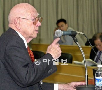 2002년 한국을 방문해 서울 성균관대에서 강연하는 로버트 스칼라피노 교수. 
동아일보DB