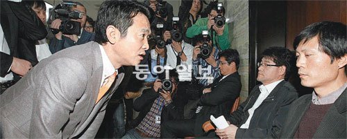 “누구시죠? 비켜주세요” 한나라당 소속의 남경필 국회 외교통상통일위원장이 4일 외통위 소회의실 앞을 점거하고 있는 야당 소속 
보좌관과 비서관들에게 “누구신데 이렇게 문 앞을 불법으로 막고 있느냐. 국회 경위를 동원하기 전에 자리를 비켜 달라”고 말하고 있다. 전영한 
기자 scoopjyh@donga.com