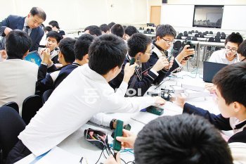 과학중점학교인 서울 대진고에서 학생들이 컴퓨터와 각종 센서를 활용한 컴퓨터기반실험(MBL)을 하고 있다. 서울 대진고 제공