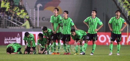 전북 선수들이 5일 열린 AFC 챔피언스리그 결승전 경기에서 승부차기 끝에 패한 뒤 허탈해하고 있다.전주 ｜ 김종원 기자 won@donga.com 트위터@beanjjun