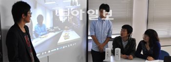 6일 일본 도쿄 와세다대에서 열린 온라인 토론회에서 와세다대 학생과 한국 고려대 학생이 원전의 미래를 논의하고 있다. 도쿄=김창원 특파원 changkim@donga.com