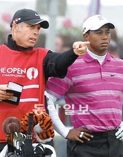 타이거 우즈의 전 캐디 스티브 윌리엄스(왼쪽)가 해고당하기 전인 지난해 7월 브리티시오픈에서 우즈에게 코스 공략법을 조언하고 있다. 동아일보DB