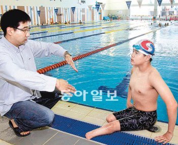 “의족을 벗어 던져도 자유로운 물속이 좋아요.” 김세진 군(오른쪽)이 3일 수영 훈련에 들어가기 전에 서영수 코치의 지도를 받고 있다. 화성=이종승 기자 urisesang@donga.com