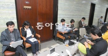 민노당 ‘외통위 Occupy’ 야당 의원들이 한미 자유무역협정(FTA) 비준동의안 처리에 반대하며 국회 외교통상통일위원회 회의실을 점거한 가운데 6일 민주노동당 당직자들이 회의실 밖에서 출입문을 막은 채 앉아 있다. 변영욱 기자 cut@donga.com