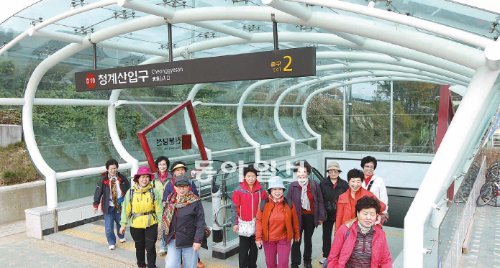 4일 오전 서울 서초구 신분당선 청계산입구역 주변이 청계산을 찾은 등산객으로 북적이고 있다. 청계산입구역은 주변에 주택가나 대형 빌딩이 없어 벌써부터 ‘등산객 전용역’으로 불린다. 김재명 기자 base@donga.com