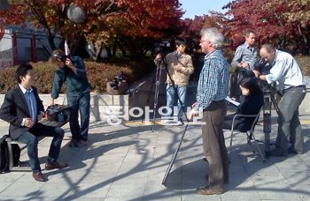 1일 최성규 씨(한국예술종합학교 예술사 과정 2학년·왼쪽)를 인터뷰하는 벨기에 공영방송 RTBF의 다큐멘터리 취재팀. RTBF는 한국 음악가들이 세계무대에서 두각을 나타내는 비결을 취재하기 위해 한국을 찾았다. 한국예술종합학교 제공