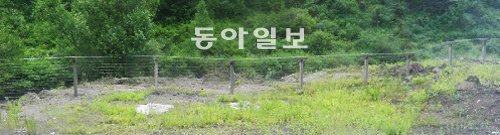 북-중 국경 일대 설치된 철조망 중국이 최근 북-중 국경 일대 자국 영토에 설치한 철조망. 북한 양강도 혜산시 맞은편 중국 창바이 현의 외진 곳에서 찍은 사진이다. 중국은 최근 이런 철조망 건설을 빠른 속도로 진행하고 있다. 탈북난민인권연합 제공