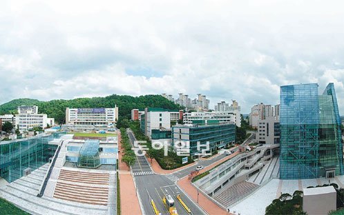 가천대는 경원대와 가천의과학대를 통합해 새롭게 출범한다. 2020년까지 ‘10대 사학’으로 도약한다는 목표를 세운 가천대는 매년 200억 원씩 5년간 총 1000억원을 투자해 대학 경쟁력을 강화할 계획이다. 내년까지는 연구경쟁력 강화를 위해 국내외 120명의 우수 교수를 초빙한다. 사진은 가천대 경원캠퍼스.