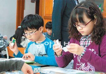 경기 독정초 4학년 1반의 융합인재교육 수업현장. 과학과 예술을 융합한 활동으로 공룡의 생김새를 알아보기 위해 퍼즐을 맞추고 있다.