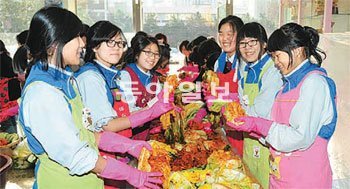 서울 진선여중에서 지난해 열린 ‘사랑의 김치 담그기’ 행사 모습. 진선여중 제공