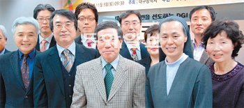 5일 대구경북연구원에서 열린 주민참여 도시학교 수료식에서 수상자와 심사위원들이 한자리에 모였다. 왼쪽은 이 프로그램을 마련한 김영대 대구시 도시디자인총괄본부장. 이권효 기자 boriam@donga.com