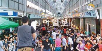 부천지역 주민 가수 12명이 경연한 ‘나도 가수다’ 경기 부천시 역곡북부시장이 전국 1517개 재래시장 중 최우수 시장으로 뽑혔다. 양질의 제품 유지, 저렴한 가격, 고객 편의 등을 위한 자체 단속을 철저히 하는 데다 다양한 문화이벤트를 수시로 펼치고 있기 때문이다. 부천시 제공