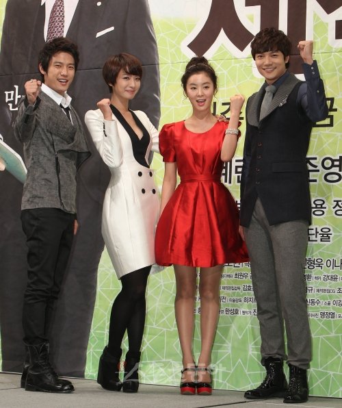 2일 오후 서울 강남구 논현동 임피리얼팰리스 호텔에서 열린 KBS 1TV 저녁일일극 ‘당신뿐이야(극본 최민기, 연출 진형욱)’ 제작발표회에 참석한 서준영, 박정아, 한혜린, 서도영(왼쪽부터)이 나란히 화이팅을 외치며 포토타임을 갖고 있다. 임진환 기자 photolim@donga.com 트위터@binyfafa