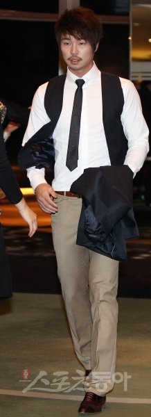 두산의 도루왕 오재원이 패셔니스타라는 명성에 걸맞은 차림으로 시상식장으로 들어서고 있다. 임진환 기자 photolim@donga.com 트위터@binyfafa