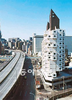 ‘메타볼리즘’의 상징적 건축물로 꼽히는 구로카와 기쇼의 ‘나카긴 캡슐 타워’(1972년). 모리미술관 제공