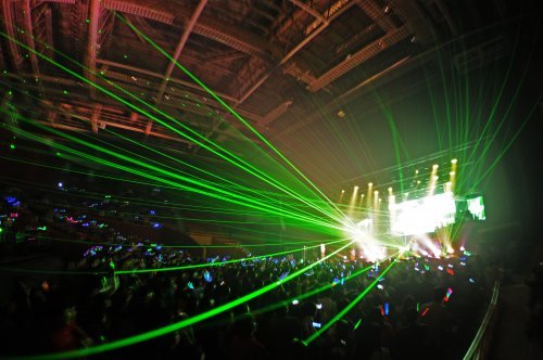 김건모는 4일 ‘데뷔 20주년 기념 콘서트’마지막 무대를 화려한 레이저 쇼로 장식했다. 사진제공=㈜아이스타미디어