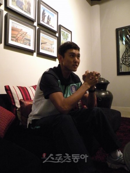 이정수가 8일(한국시간) 대표팀 숙소에서 소속팀과 대표팀에 관련된 이야기를 하고 있다. 두바이(UAE)｜윤태석 기자 sportic@donga.com 트위터@Bergkamp08