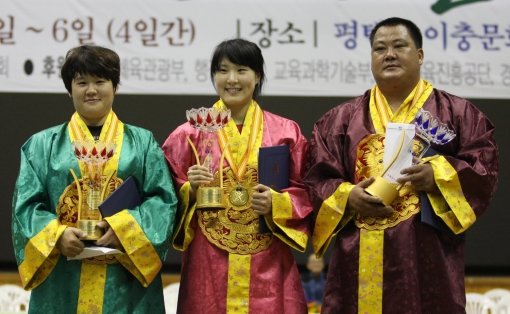 대통령배2011전국씨름왕선발대회 각체급씨름왕들이 기념촬영을 하고있다.(왼쪽부터) 무궁화 박미정(경기),국화급 임수정(부산),중년부 김상주(경북). 사진제공｜전국씨름연합회제공
