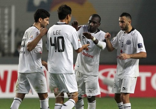 이정수(알 사드)가 지난달 열린 AFC챔스리그 4강 1차전 수원 삼성과의 경기 도중 동료들에게 한 골을 내줘야 한다고 이야기하고 있다. 이정수는 결승전에서 우승하고도 세리머니를 하지 않았다. 김종원기자 won@donga.com 트위터 @beanjjun