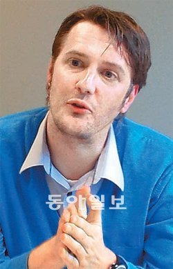 유럽 환경단체 연합인 유럽CAN의 토머스 와인스 정책자문관은 “기업들이 온실가스 감축에 따른 추가 비용을 부당한 형태로 소비자에게 전가하는 폐단을 환경단체가 감시해야 한다”고 조언했다. 브뤼셀=김윤종 기자zozo@donga.com