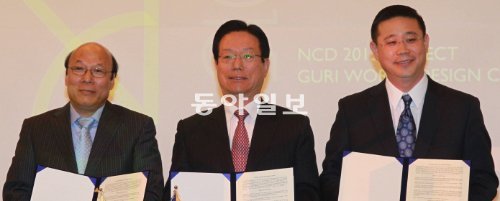 경기 구리시와 K&C는 8일 서울 중구 소공동 웨스틴조선호텔에서 구리월드디자인센터(GWDC) 건립을 위해 미국 투자회사 
비바비나앤드컨소시엄과 20억 달러 규모의 투자 양해각서를 맺었다. 박영순 구리시장(가운데)과 비바비나앤드컨소시엄의 스티브 림 
회장(오른쪽), 고창국 K&C 대표(왼쪽)가 기념촬영을 하고 있다. 박영대 기자 sannae@donga.com