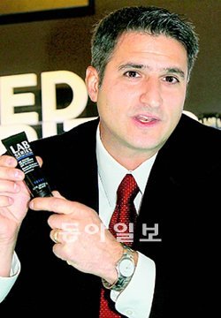 랩시리즈’의 마이클 인그라시아 박사가 한국 남성 고객들의 취향을 반영해 개발한 남성용 BB크림 신제품에 대해 설명하고 있다. 원대연 기자 yeon72@donga.com