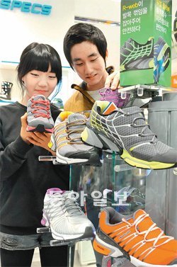 2000년 이후 쇠퇴의 길로 접어들었던 부산 신발산업이 부흥 조짐을 보이고 있다. 고객이 롯데백화점 부산본점에서 향토업체가 생산한 신발을 살펴보고 있다. 롯데백화점 제공