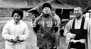 불교와 전두환 전 대통령과의 인연은 참으로 얄궂은 것이었다. 1989년 전두환 전 대통령 부부가 백담사 주지 도후 스님과 함께 경내를 둘러보고 있다. 동아일보 DB